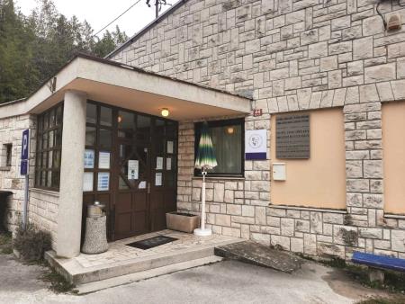 Zunanjost stavbe ZD Piran v Sečovljah